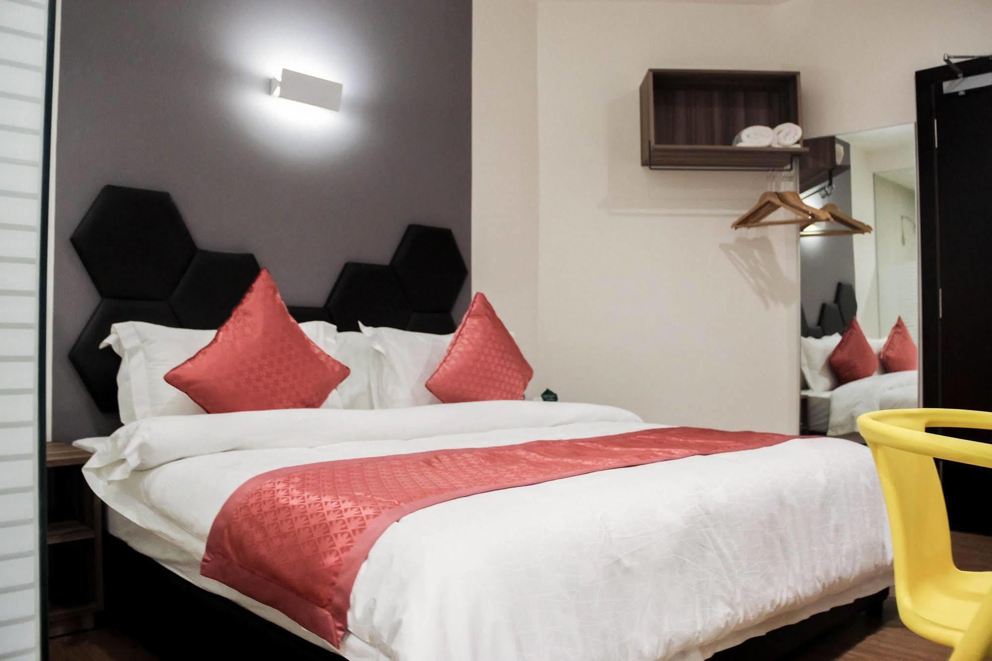 Memoire Hornbill Hotel Kuching Bagian luar foto