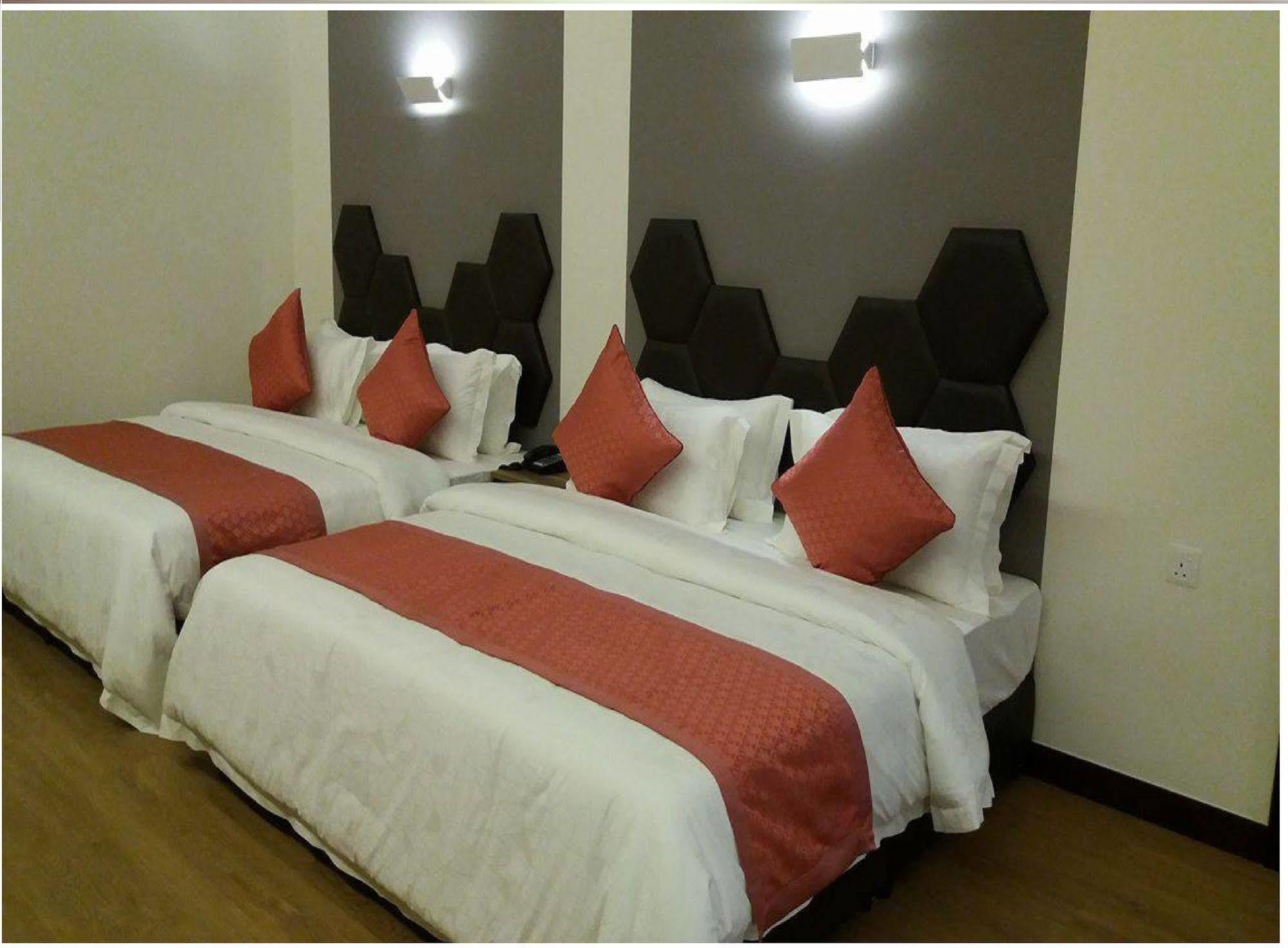 Memoire Hornbill Hotel Kuching Bagian luar foto